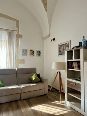 Smart TV, libros y estéreo