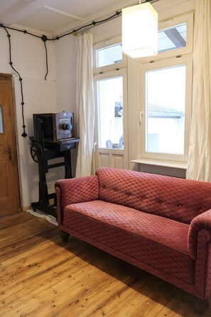 TV - Atelier Schillerstraße – Vacation Apartment with Wi-Fi (Eisenach)