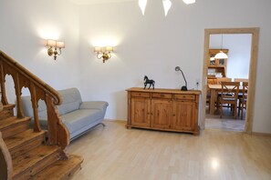 TV - Atelier Schillerstraße – Vacation Apartment with Wi-Fi (Eisenach)