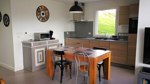 Wasserkocher mit Kaffee-/Teezubehör, Kühlschrank, Mikrowelle, Ofen