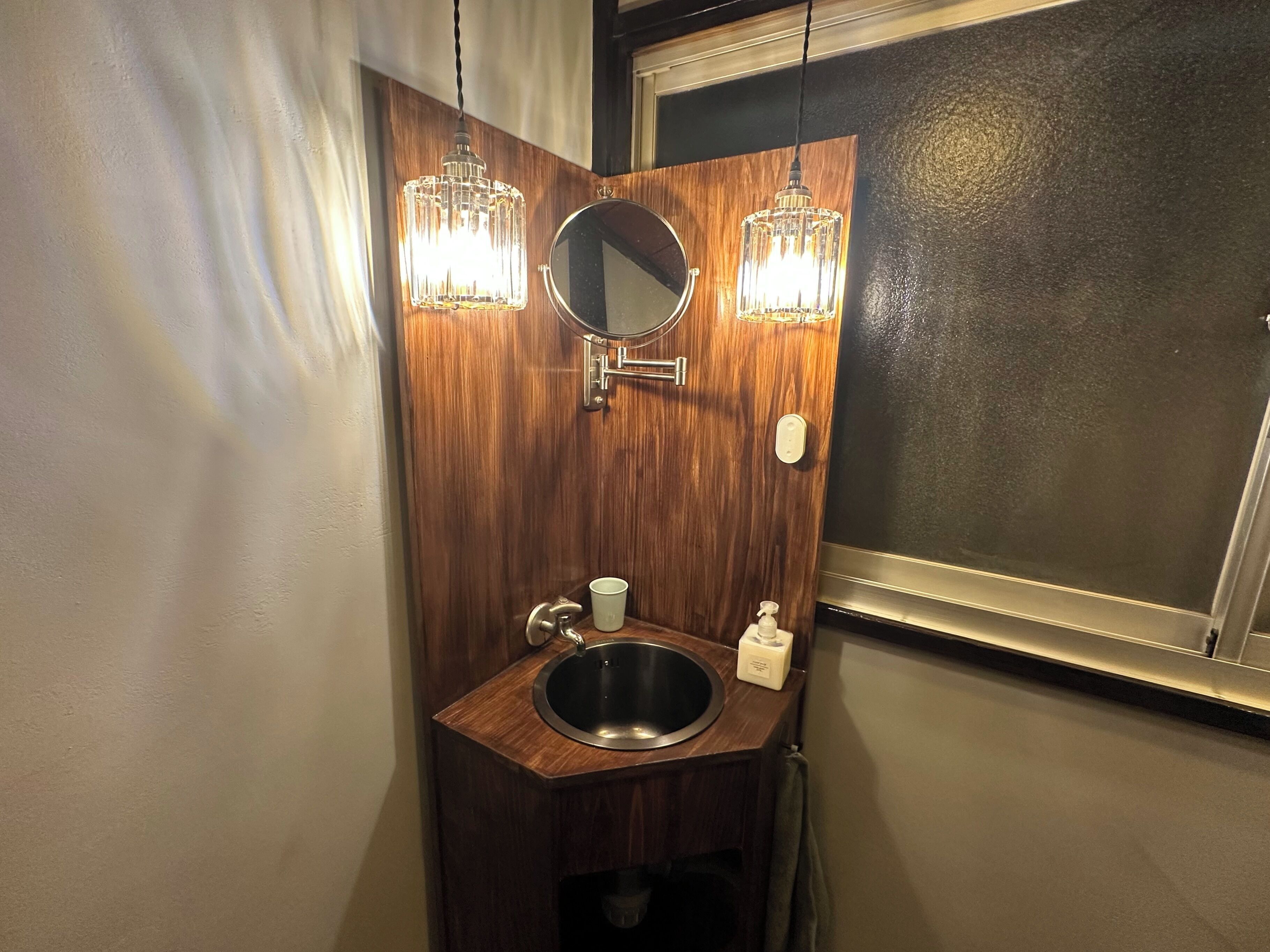 ヘアドライヤー、タオル、石鹸、トイレットペーパー