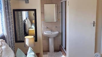 Iron/ironing board, internet, bed sheets