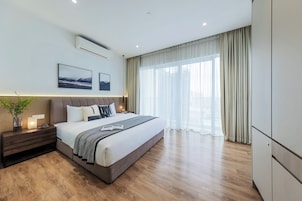 Suite Klasik, 1 Tempat Tidur King, balkon | Meja kerja, ruang kerja ramah laptop, dan tirai kedap cahaya