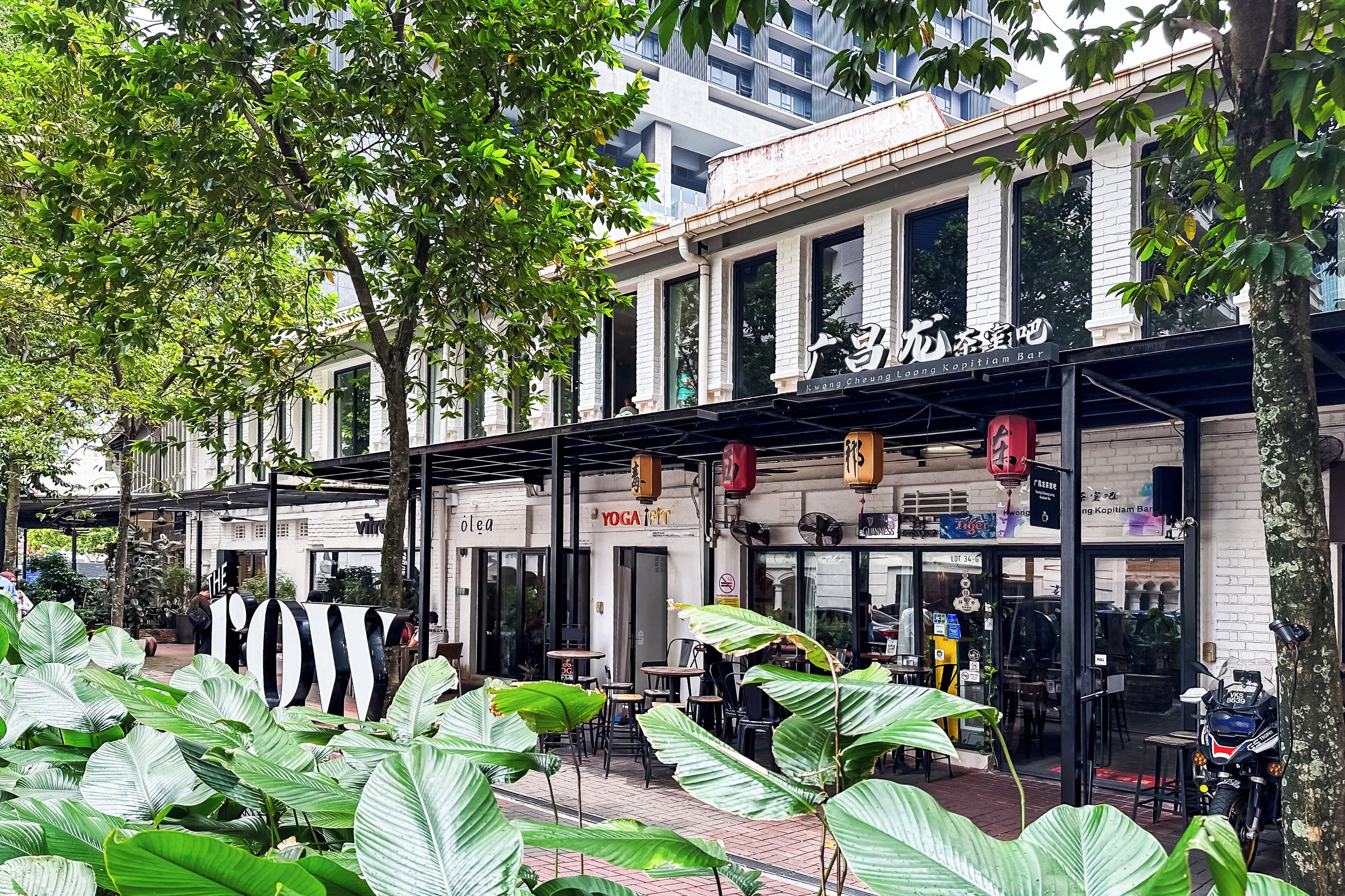 Un edificio que alberga un bar llamado 'Kwong Cheung' y un estudio de yoga.