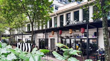 Un edificio que alberga un bar llamado 'Kwong Cheung' y un estudio de yoga.