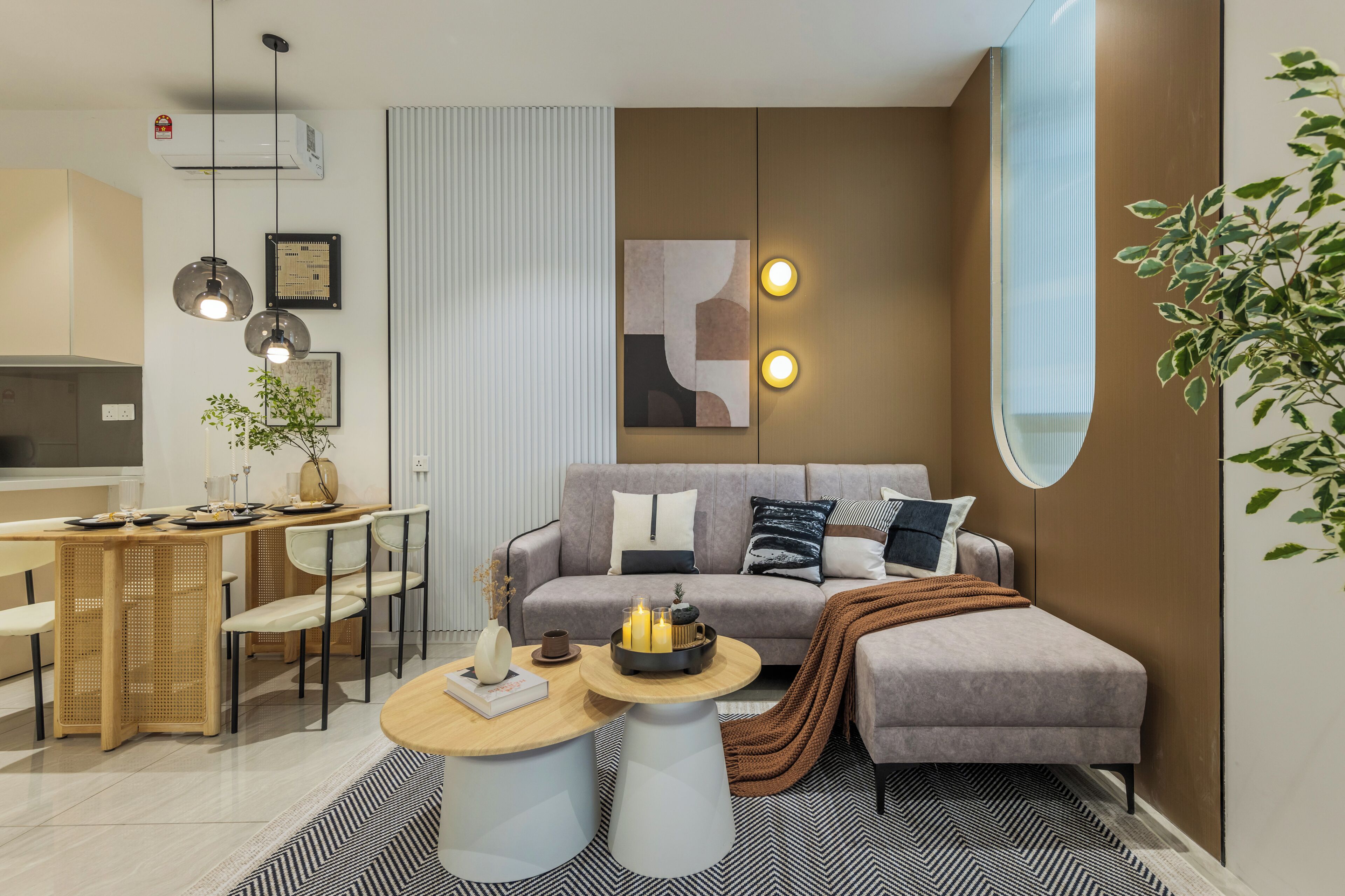 Un salon moderne avec un canapé, une table basse et un coin repas.