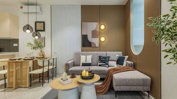 Un salon moderne avec un canapé, une table basse et un coin repas.