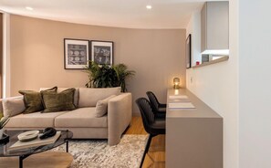 Una sala de estar moderna con un sofá, una mesa de centro y un comedor con sillas.