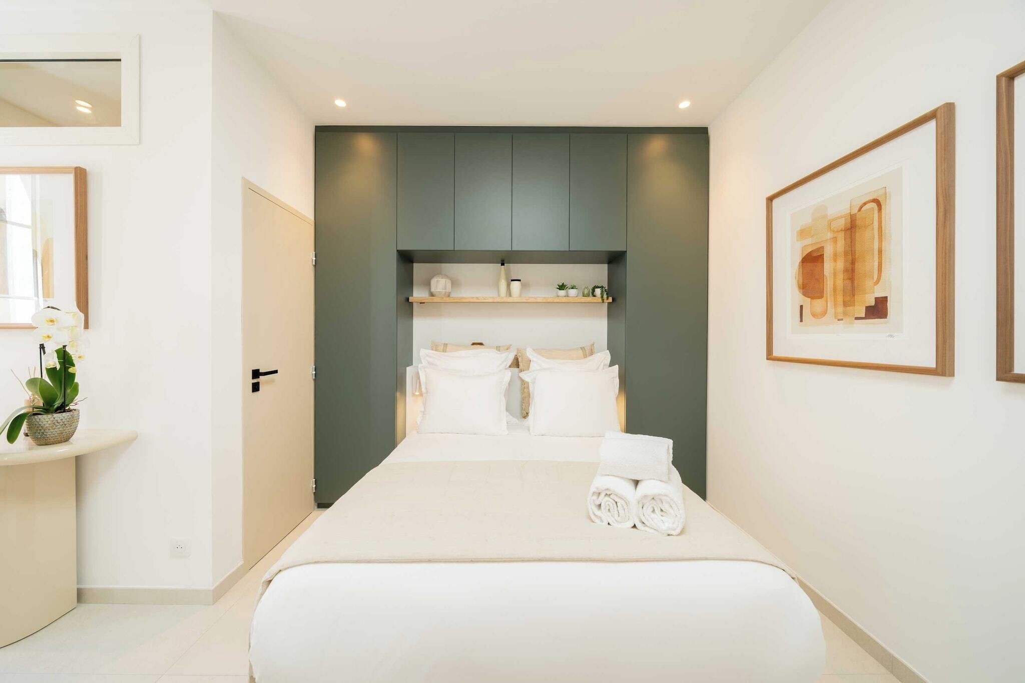 Iron/ironing board, travel crib, internet, bed sheets