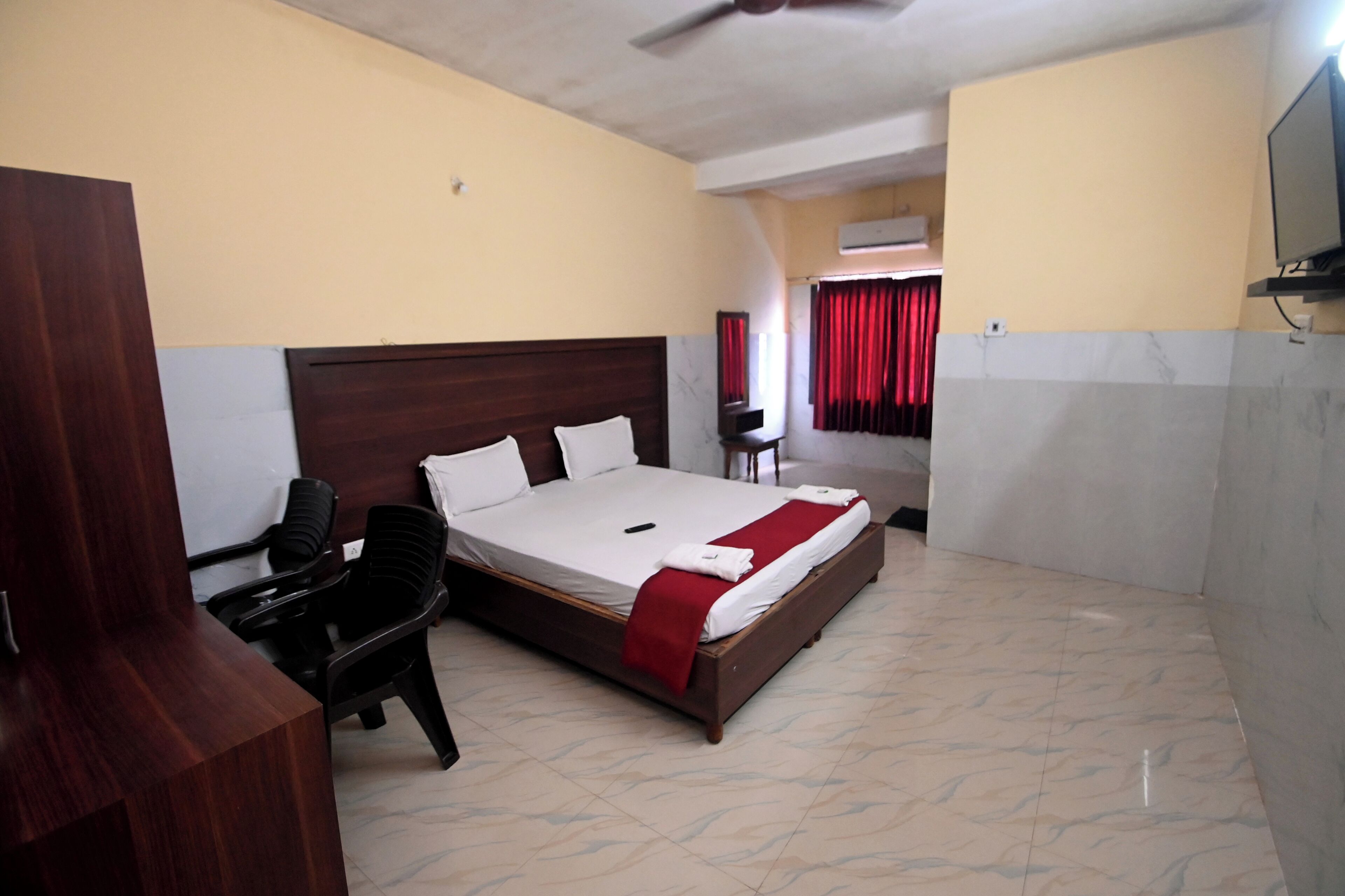 Double Room | Desk, WiFi (free), bed sheets