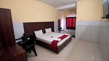 Double Room | Desk, WiFi (free), bed sheets