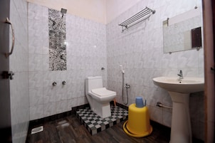 Un baño con inodoro, lavabo y ducha.