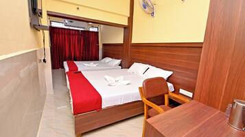 Double Room | Desk, free WiFi, bed sheets
