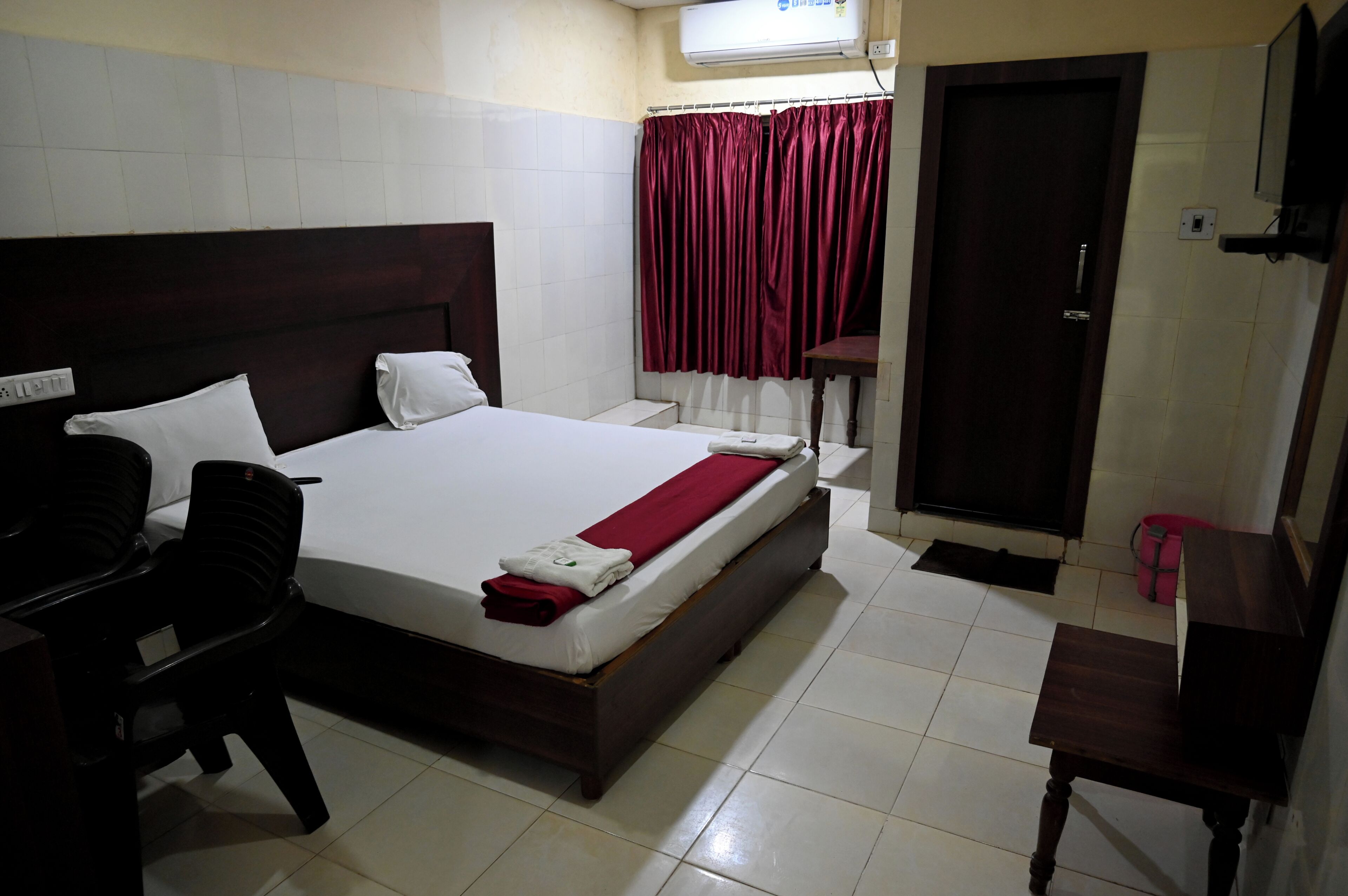 Desk, free WiFi, bed sheets