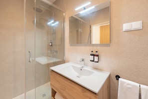 Shower, hair dryer, towels, soap - Alluz - Chalet by the sea (Nazaré)