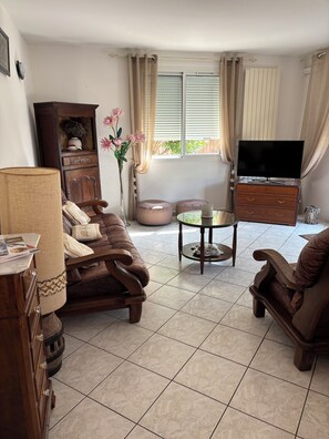 A living room with a sofa, a coffee table, a TV, and a cabinet. - Villa la Hutte, Grand Piquey, Lège, Cap Ferret (Lège-Cap-Ferret)