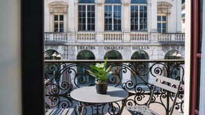 Comfort Suite, City View | Outdoor dining