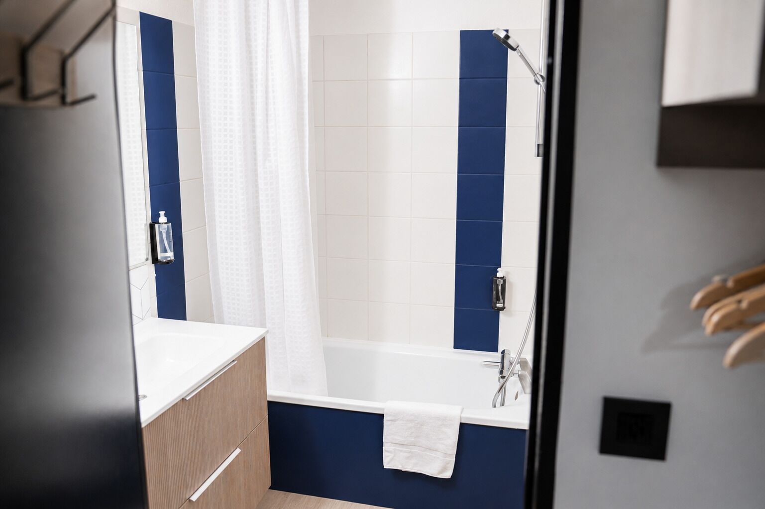 Een badkamer met een bad, douche en toilet.