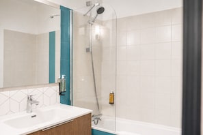 Bathtub, towels, soap, shampoo - Hôtel des Artistes (Chambéry)