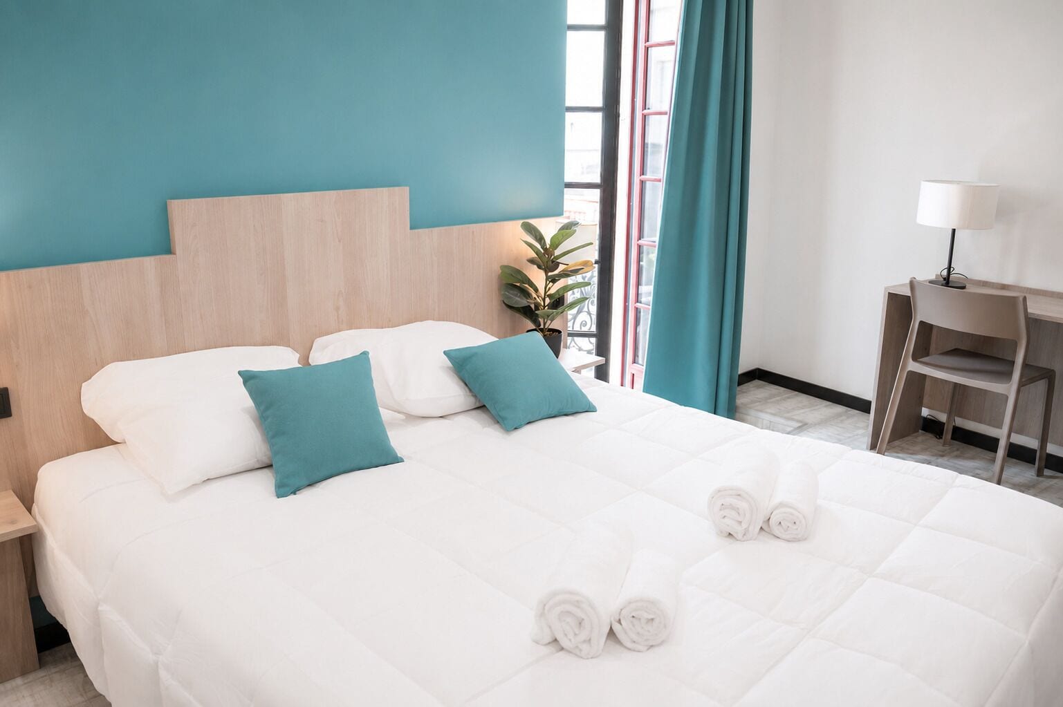 Habitación doble clásica | Ropa de cama de alta calidad, escritorio, wifi gratis y ropa de cama 