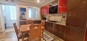 Private kitchen - Luxurious 3-Bedroom Apartment in Heart of Tunis (Tunis)