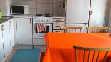 Wasserkocher mit Kaffee-/Teezubehör, Kühlschrank, Mikrowelle, Ofen