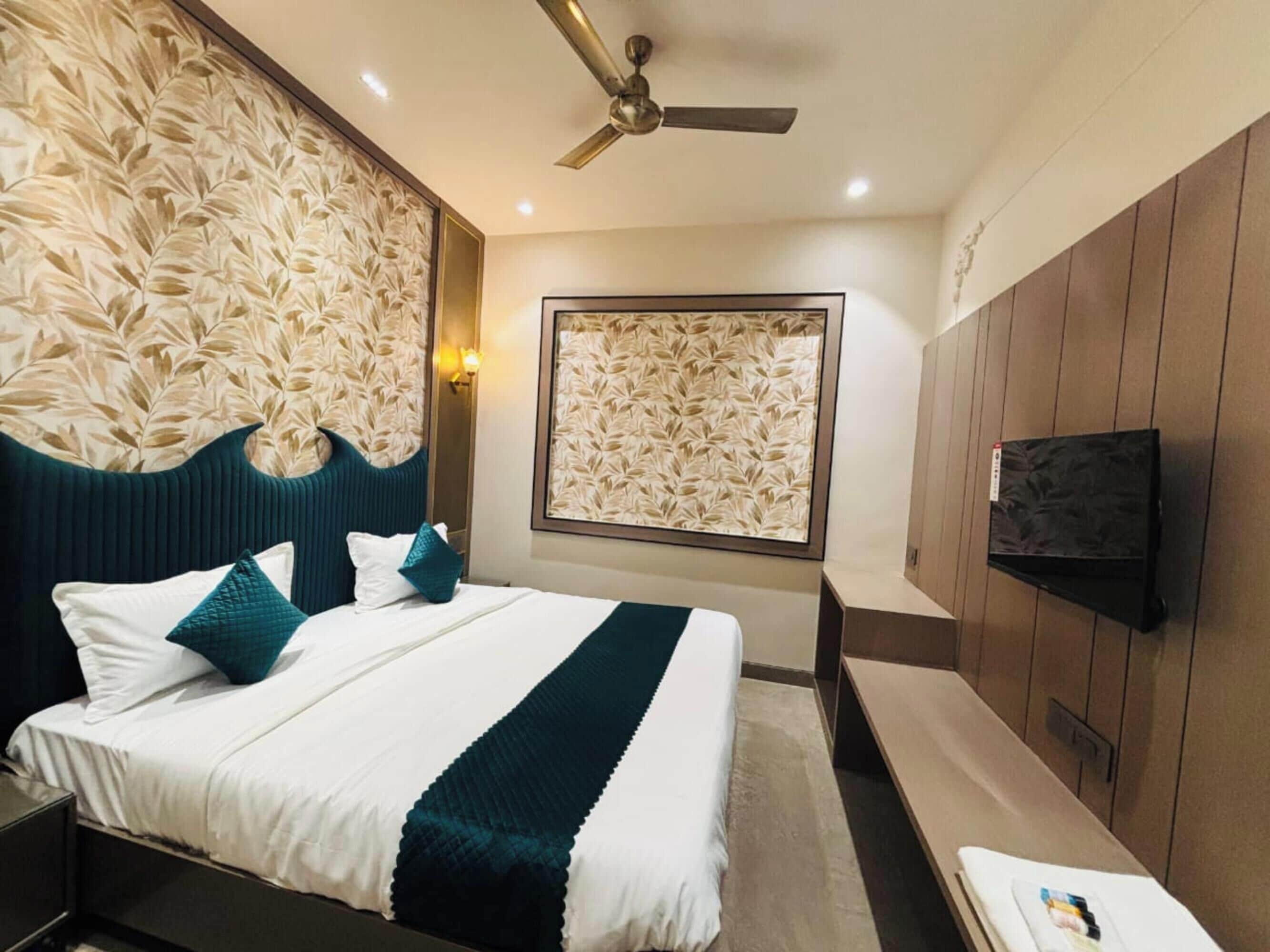 Deluxe Double Room, City View | Desk, WiFi (free)