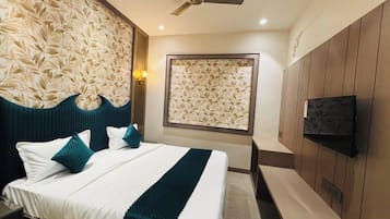 Deluxe Double Room, City View | Desk, WiFi (free)