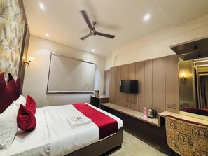 Desk, free WiFi - Ajmer Hotel Royal Nest near Dargah Bazar (Ajmer)