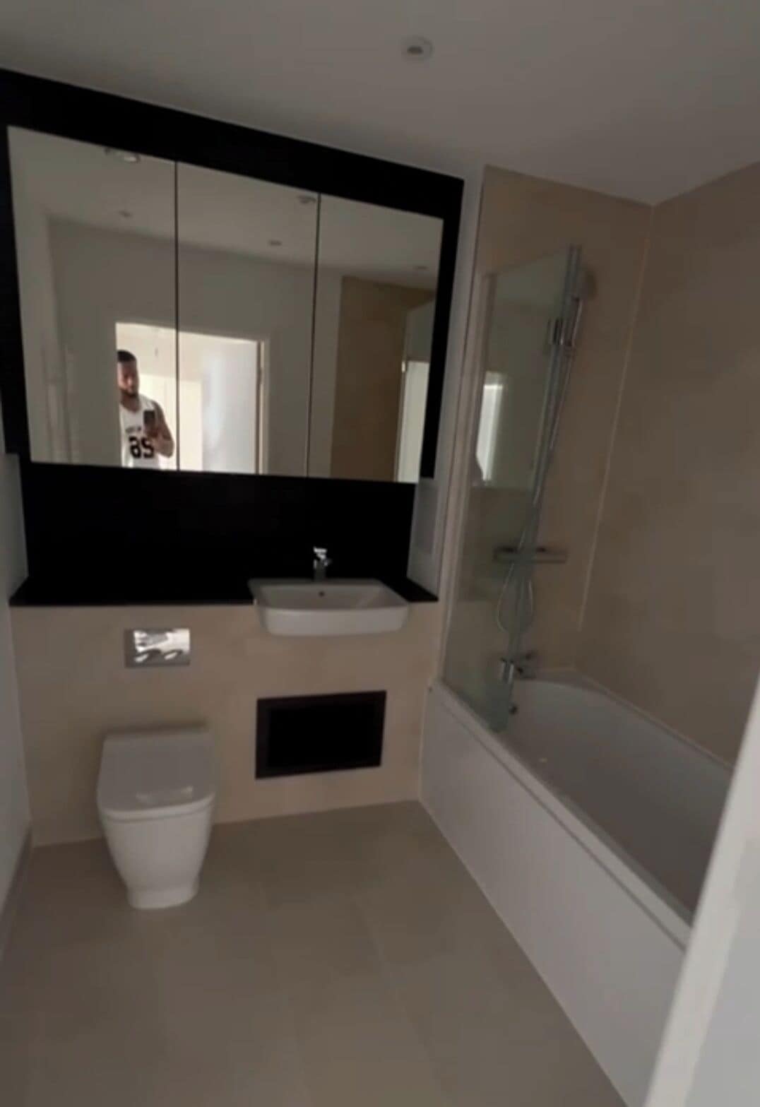 Un baño con espejo, lavabo, inodoro y ducha.