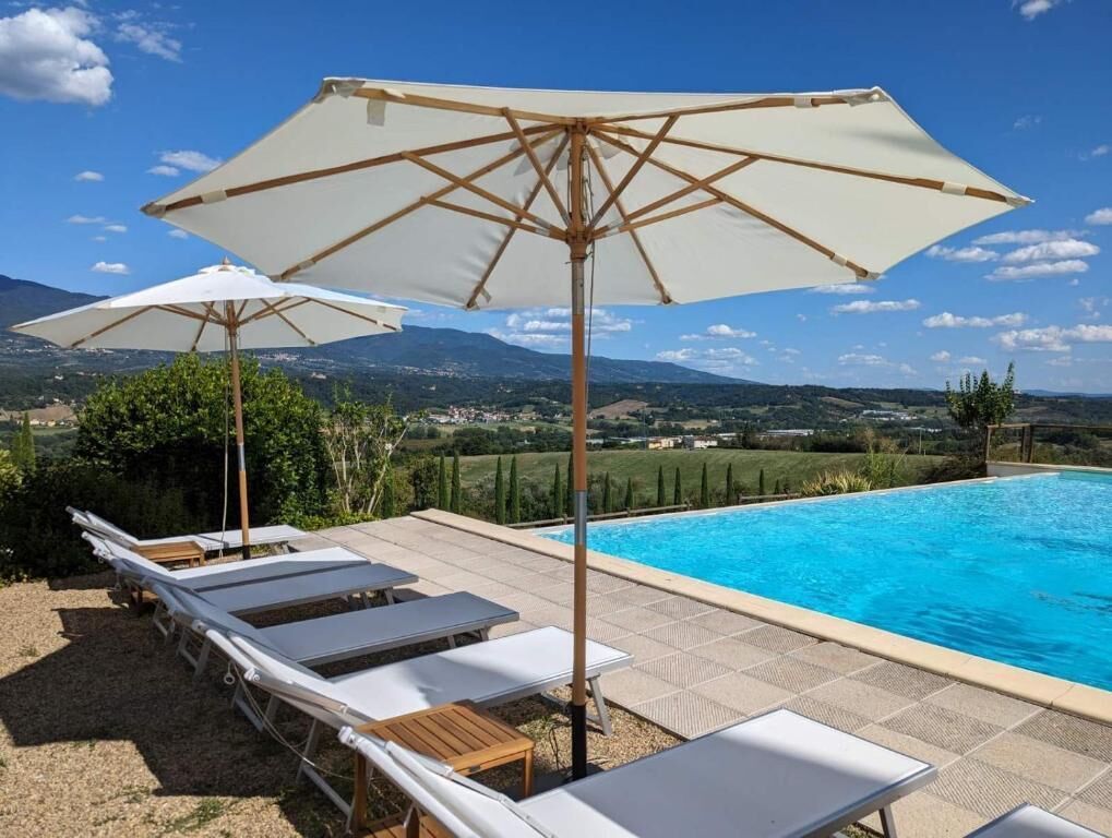 Piscina stagionale all'aperto, ombrelloni da piscina, lettini