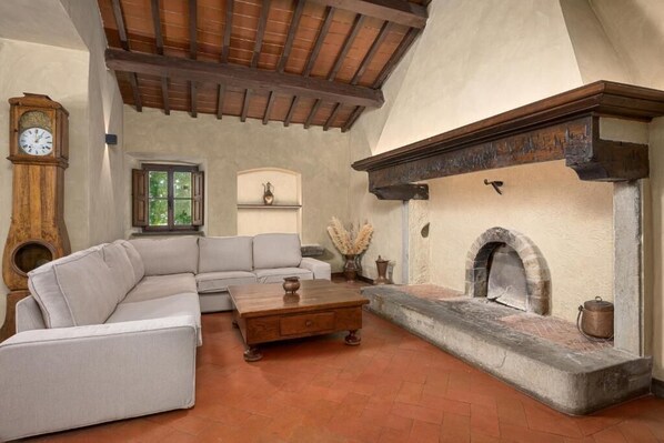 Deluxe Double or Twin Room, Courtyard View | Living area