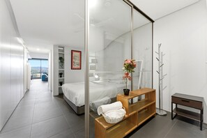 Room - Lake View 1-Bed Apartment Canberra Centre (Canberra)
