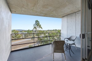 Property grounds - Lake View 1-Bed Apartment Canberra Centre (Canberra)