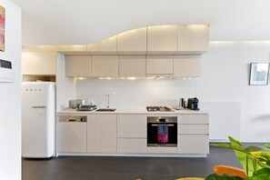 Private kitchen - Lake View 1-Bed Apartment Canberra Centre (Canberra)