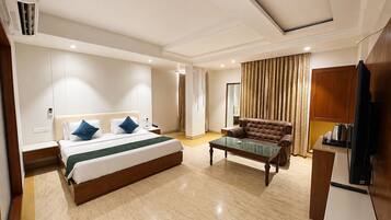Quarto club, sacada | Edredons de pluma, camas Select Comfort, cofres nos quartos
