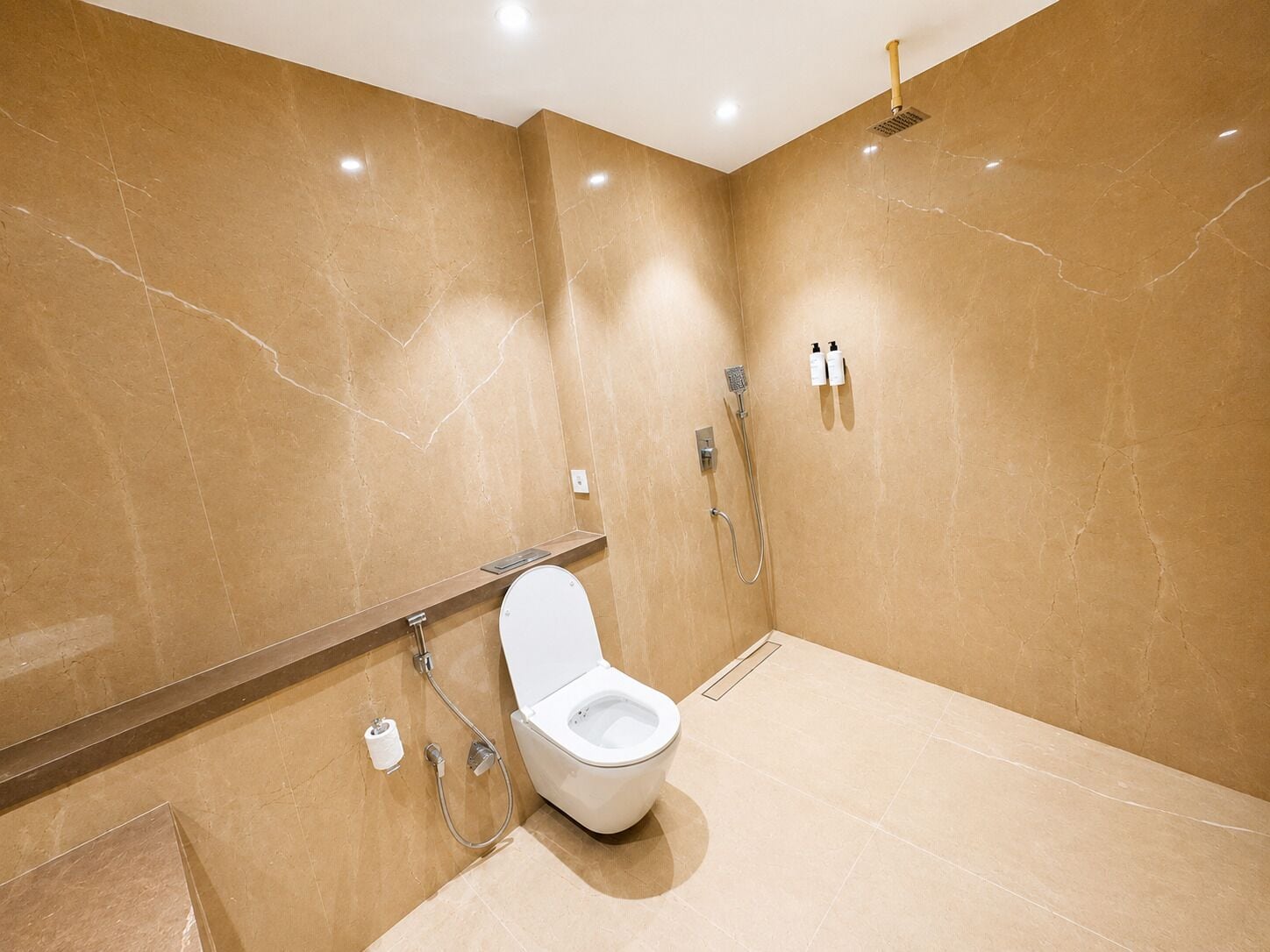 Habitación Deluxe, vistas a la ciudad | Baño | Artículos de higiene personal de diseño, zapatillas, toallas y jabón