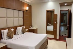 ห้องสแตนดาร์ดดับเบิล, วิวสวน | ตู้นิรภัยในห้องพัก, โต๊ะทำงาน, พื้นที่ทำงานแบบใช้แล็ปท็อป