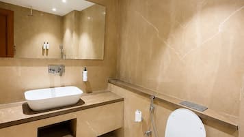 Quarto luxo, vista para a cidade | Banheiro | Produtos de toalete de grife, chinelos, toalhas de banho, sabonete