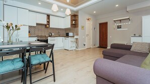 Eine moderne Wohnung mit Küche, Essbereich und Wohnzimmer.
