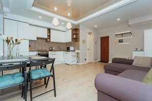 Um apartamento moderno com cozinha, sala de jantar e sala de estar.