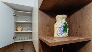 Eine Küche mit einem Holzboden und einer keramischen Vase sowie einem Thermometer.