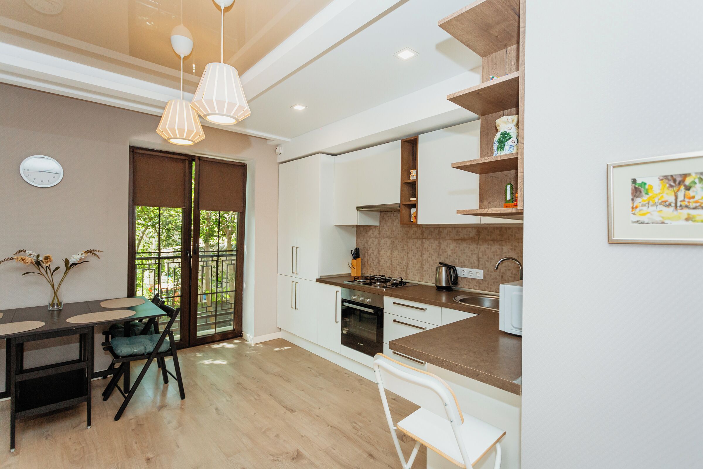 Microondas, placa de cocina, hervidor eléctrico y utensilios de cocina