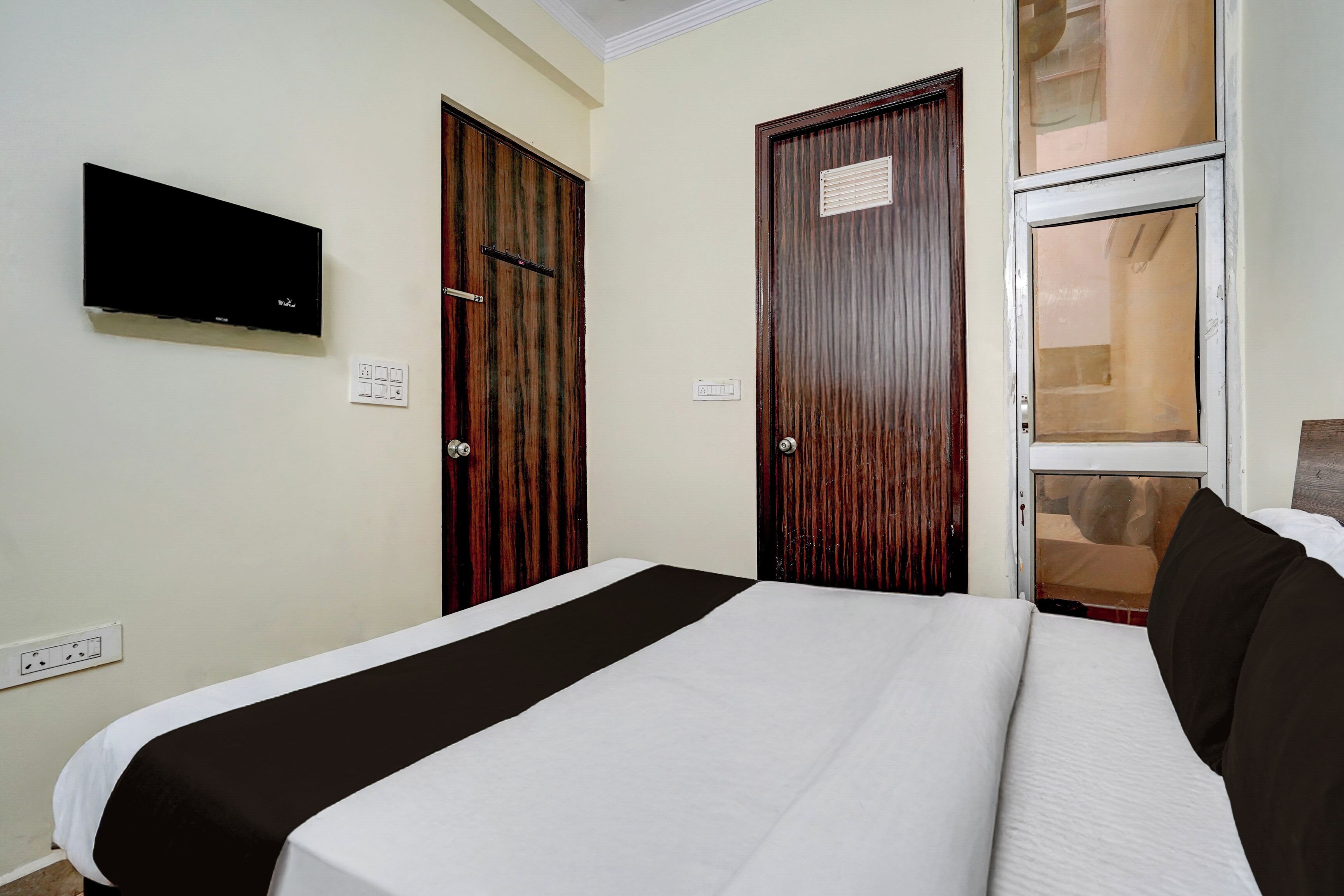 Deluxe Room | Desk, WiFi (free), bed sheets