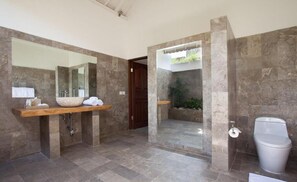 Hair dryer, towels, soap, shampoo - Villa Alma (Badung)