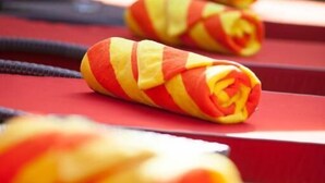 Una fila de sillas rojas con cojines a rayas amarillas y rojas.