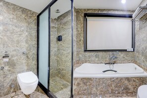 Douche, articles de toilette gratuits, serviettes fournies, savon