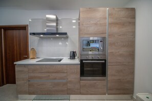 Eine moderne Küche mit Einbauofen, Mikrowelle und Dunstabzugshaube.