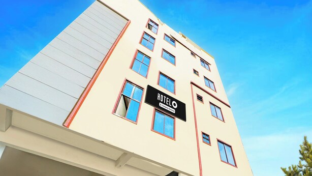 Un edificio de hotel con numerosas ventanas y un letrero que indica que es un hotel.