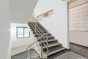 Un escalier avec des rampes en métal menant à un palier.